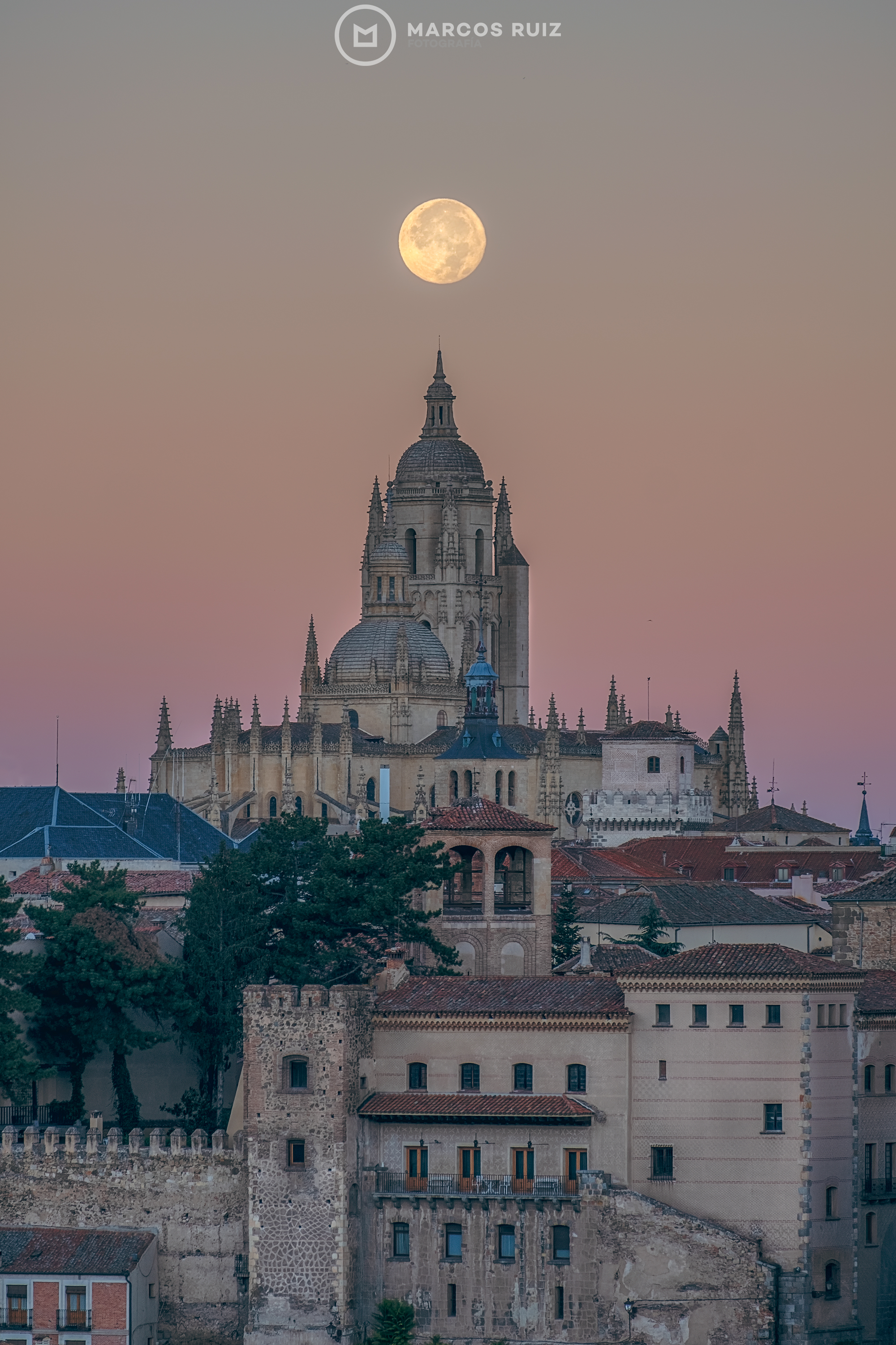 Amanecer en la Catedral de Segovia con luna